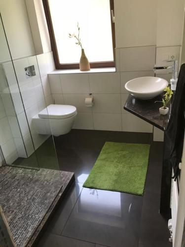 Ванна кімната в Ein Zuhause mit schönem Garten