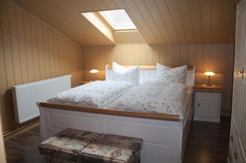 um quarto com uma cama branca e uma clarabóia em Spreewälder Schwalbenhof - Ferienwohnung "Nistkasten" em Golßen