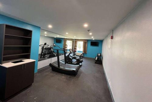 a gym with several treadmills in a room at Baymont by Wyndham Chattanooga Eastridge in East Ridge