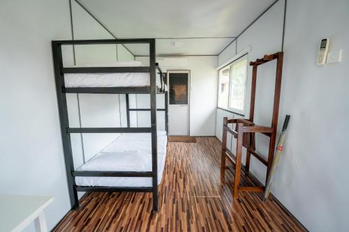 マータレーにあるCozy Farm Stayの二段ベッド2台と廊下が備わる客室です。