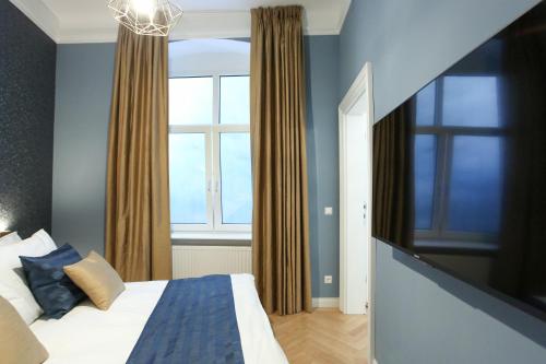 sypialnia z łóżkiem i dużym oknem w obiekcie Pink Grapefruit City Condo w Wiedniu