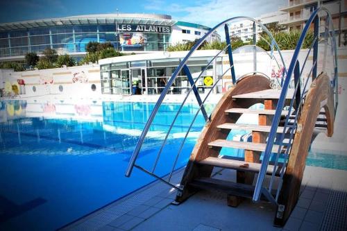 une piscine avec un escalier menant à une piscine dans l'établissement Le Scandinave 3 étoiles T2 lumineux hypercentre la plage à 2 pas !, à Les Sables-dʼOlonne