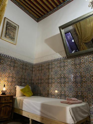 Postel nebo postele na pokoji v ubytování Riad Abqari Youssefi