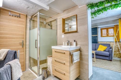 un baño con lavabo y ducha en Sous-sol aménagé 32m2 - Proche Paris, en Aubervilliers