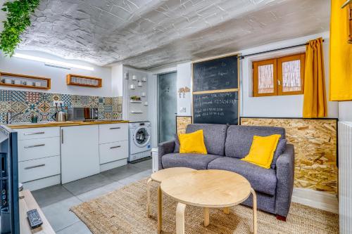 un salon avec un canapé et une table dans l'établissement Sous-sol aménagé 32m2 - Proche Paris, à Aubervilliers