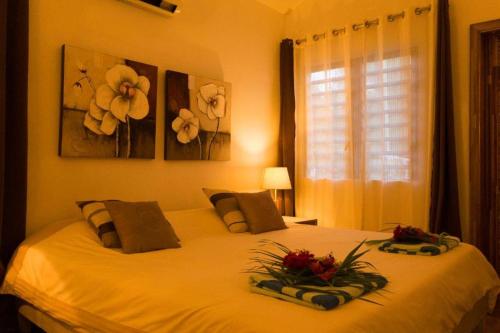 Rodrigues IslandにあるVilla Mon Repos - Rodriguesのベッドルーム1室(花が咲く白いベッド1台付)