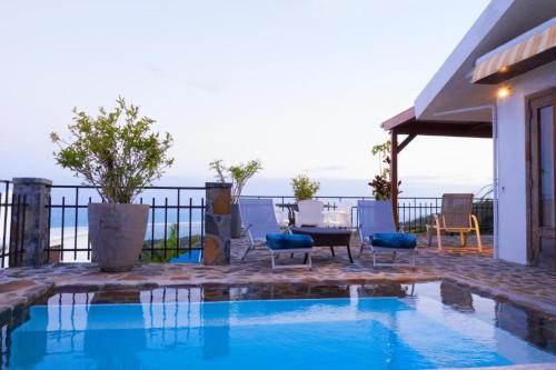 Rodrigues IslandにあるVilla Mon Repos - Rodriguesの海が見えるプール