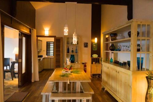 Rodrigues IslandにあるVilla Mon Repos - Rodriguesのテーブルとキッチンのあるリビングルーム