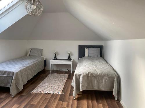 1 dormitorio con 2 camas y un escritorio en el ático en Welcome to two rooms apartment in central Tibro en Tibro