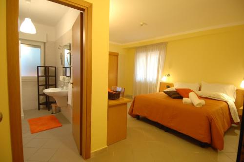 sypialnia z łóżkiem oraz łazienka z umywalką w obiekcie Hotel Arimannia w mieście Caramanico Terme