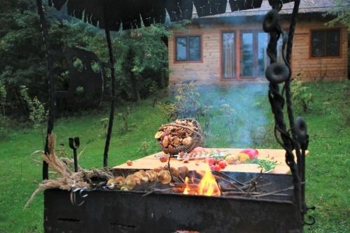 Kemudahan BBQ tersedia untuk tetamu di rumah percutian