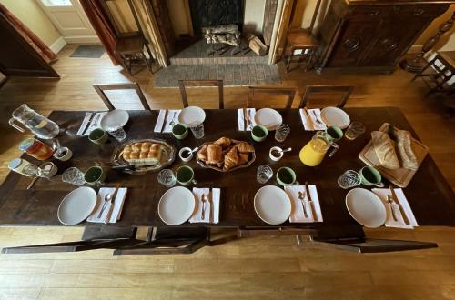 una vista aérea de una mesa con comida y bebida en Gamotel, en Vitteaux