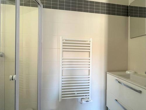 a bathroom with a shower and a sink at T1 bis confortable avec parking et animaux acceptés - FR-1-495-111 in Cambo-les-Bains