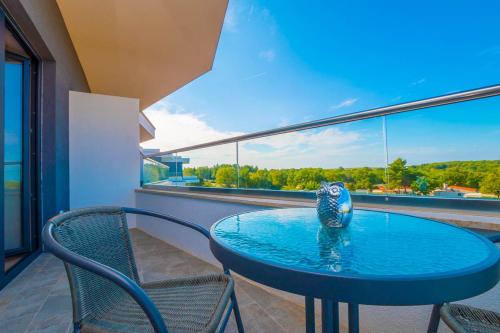 a blue table and chairs on a balcony at Hotel Delfin Lanterna in Tar