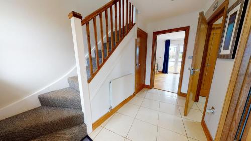 eine Treppe in einem Haus mit Treppenaufgang in der Unterkunft Cosy Town House Sleeps 8 in Pembroke Dock