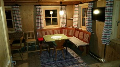 une petite salle à manger avec une table et des chaises dans l'établissement Ferienhof Leo, à Steeg