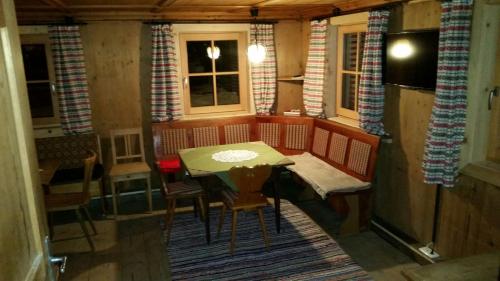 ein kleines Esszimmer mit einem Tisch und Stühlen in der Unterkunft Ferienhof Leo in Steeg