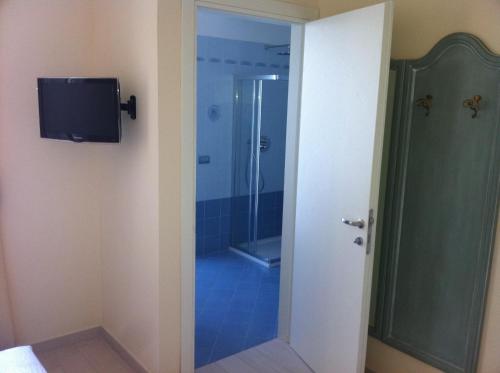 ein Bad mit einer Dusche und einer Glastür in der Unterkunft B&B Teatro Ristori Verona in Verona