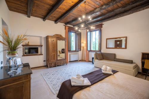 um quarto com uma cama e um sofá num quarto em Agriturismo Costantino em Maida