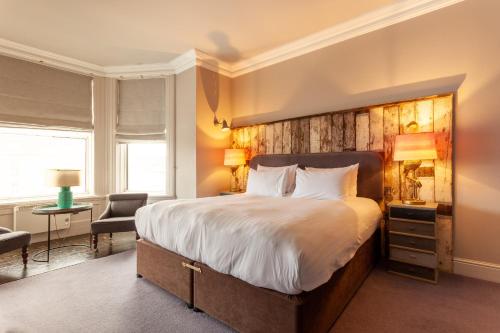 een slaapkamer met een groot bed met een houten hoofdeinde bij House Bedrooms Dublin in Dublin