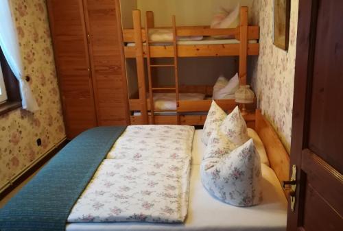 a bedroom with a bed with two bunk beds at Haus Bindseil - Ferienwohnung im OG, links in Altenau