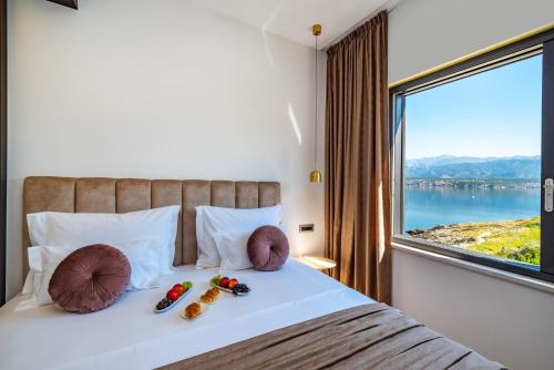 Ένα ή περισσότερα κρεβάτια σε δωμάτιο στο Luxury Villa Novita with Pool
