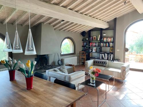 uma sala de estar com um sofá e uma mesa em Poggiosole em Tavarnelle in Val di Pesa