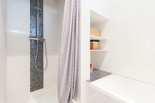a bathroom with a shower with a shower curtain at R-appartements Strasbourg cosy Orangerie pour vos séjours en famille ou entre amis in Strasbourg