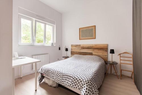 Katil atau katil-katil dalam bilik di R-appartements Strasbourg cosy Orangerie pour vos séjours en famille ou entre amis