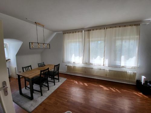 uma sala de estar com uma mesa e cadeiras e uma janela em Zentrale gemütliche Wohnung em Kassel