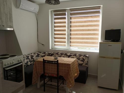 - un salon avec une table et un canapé dans l'établissement Апартамент Ели, à Veliko Tarnovo