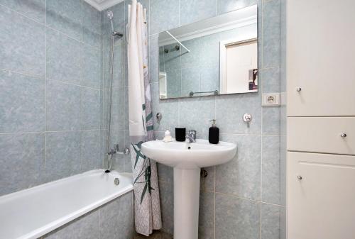 łazienka z umywalką i wanną w obiekcie Apartamento Tanzanita w mieście Costa Calma