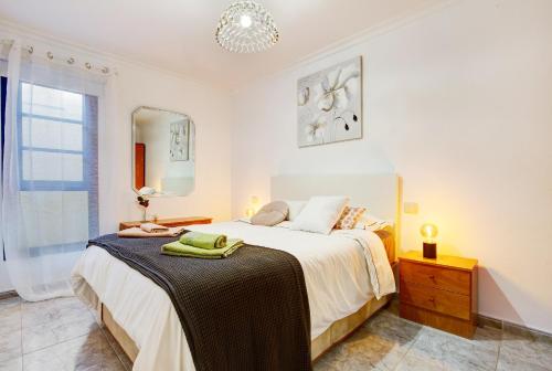 sypialnia z dużym łóżkiem i lustrem w obiekcie Apartamento Tanzanita w mieście Costa Calma