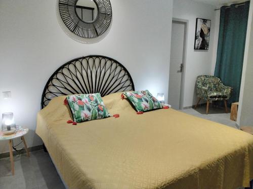 une chambre avec un grand lit avec deux oreillers dans l'établissement Villa en bord de plage, à Sète
