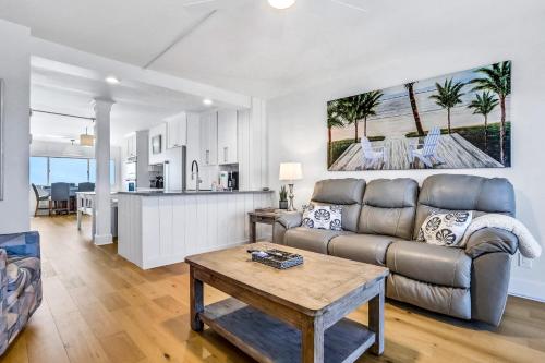 Pinnacle Port Penthouse 10 – Photos 2