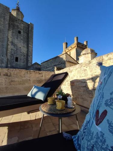 d'une terrasse avec une chaise et une table sur un balcon. dans l'établissement Uzès Centre Historique, Terrasse Privative Panoramique, à Uzès
