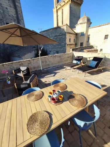 - une table en bois avec de la nourriture au-dessus d'une terrasse dans l'établissement Uzès Centre Historique, Terrasse Privative Panoramique, à Uzès