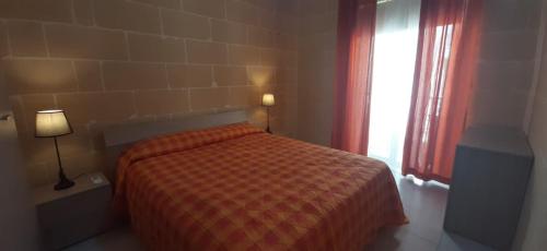 Postel nebo postele na pokoji v ubytování Your Basic Lodging Gozo
