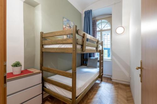 Poschodová posteľ alebo postele v izbe v ubytovaní Spacious 3 bedroom apartment in the Heart of Prague
