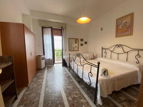 una camera con 2 letti di Appartamento Leo a Paestum