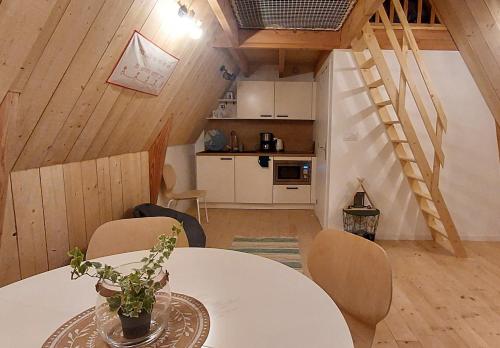ein Wohnzimmer mit einem Tisch und einer Küche in der Unterkunft Au Dolmen de Kerhus "Toppen" in Saint-Vougay
