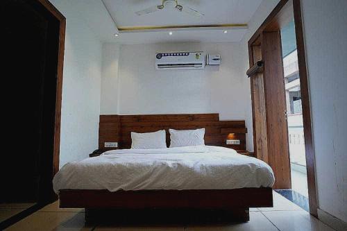 1 dormitorio con 1 cama grande en una habitación en Hotel Ashoka en Hisār