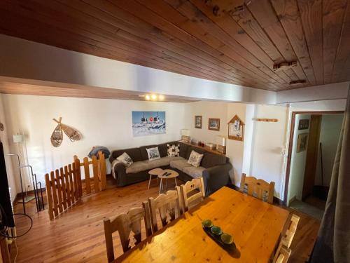 un salon avec un canapé et une table dans l'établissement LE BLIZZARD Bel appartement avec grande terrasse dans vieille ferme de montagne rénovée, aux Orres