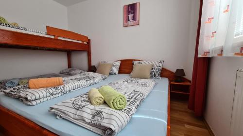 2 camas individuales sentadas una al lado de la otra en una habitación en Apartments Blažič, en Kranjska Gora