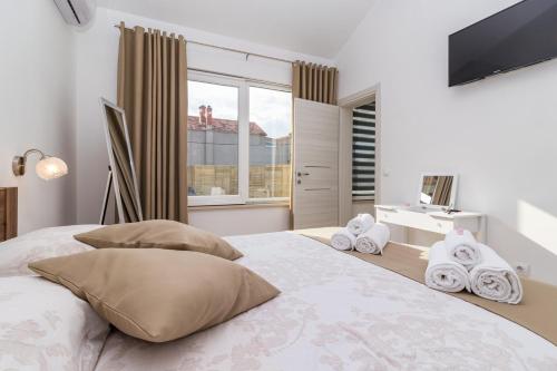 1 dormitorio con 1 cama grande y toallas. en Villa Sunny Home, en Galižana