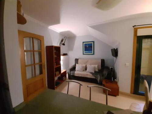 uma sala de estar com um sofá e uma mesa em APARTAMENTO CORTEGADA em Vilagarcía de Arousa