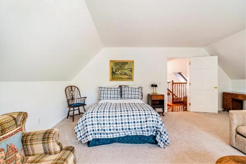 a bedroom with a bed and two chairs at Hidden Gem in Arcadia