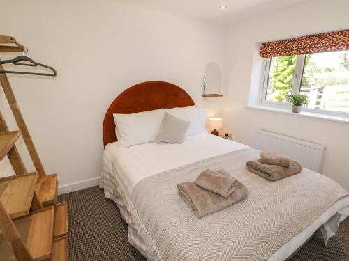 een slaapkamer met een bed met twee handdoeken erop bij Foulsyke Farm Bungalow in Saltburn-by-the-Sea