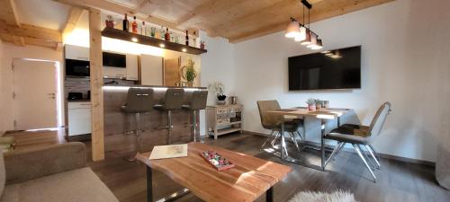 Köök või kööginurk majutusasutuses Hochalmbahnen Chalets Rauris 1-14 WE2 Maislaufeldweg1l EG