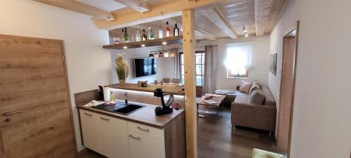 une chambre avec une cuisine et un salon dans l'établissement Hochalmbahnen Chalets Rauris 1-14 WE2 Maislaufeldweg1l EG, à Rauris